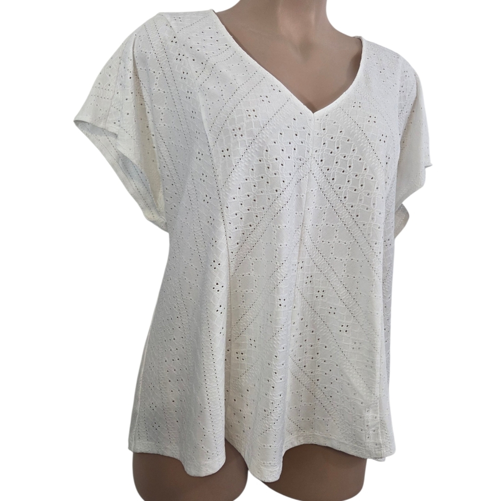 Torrid Embroidered Eyelet Short Sleeve Lightweight White Blouse ~ Pre-Owned Sz 4 - Picture 2 of 11